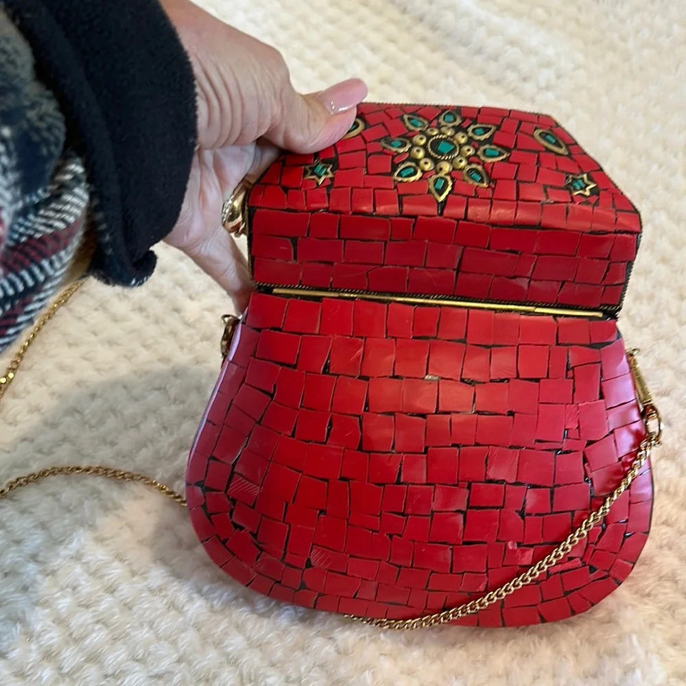 Elegant Red and Gold Crossbody Bag with Ornate Beadwork - Picture 7 of 9